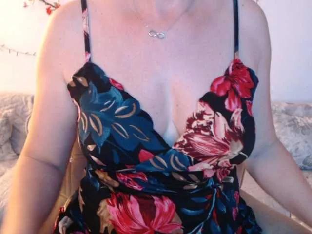 goodSnowQueen from BongaCams