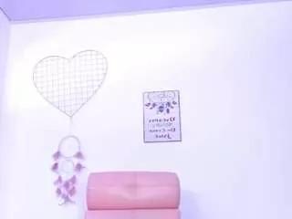 sara-rouge on CamSoda