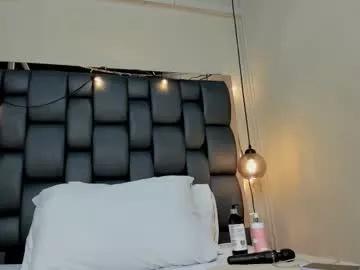 Naked Room lady_falcon 