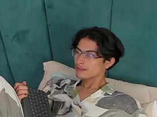 aaron_ez from Flirt4Free