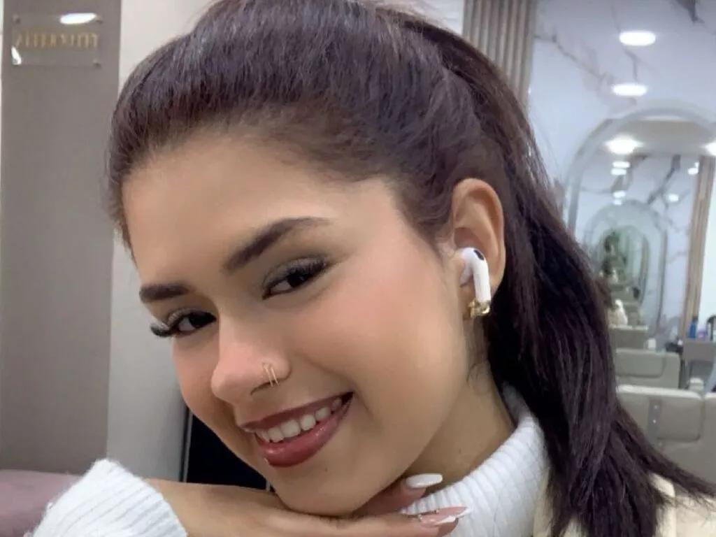 BellaaStonne from LiveJasmin