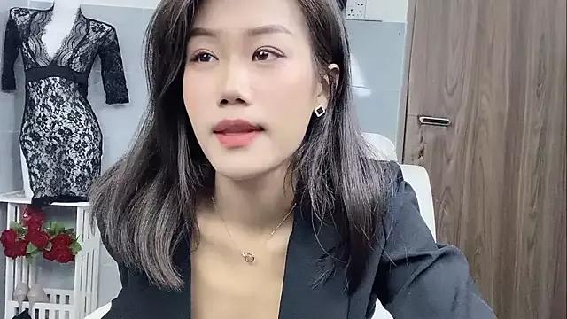 Bella-LL from StripChat