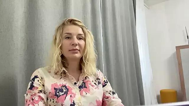Naked Room Blondie_xoxoxo 