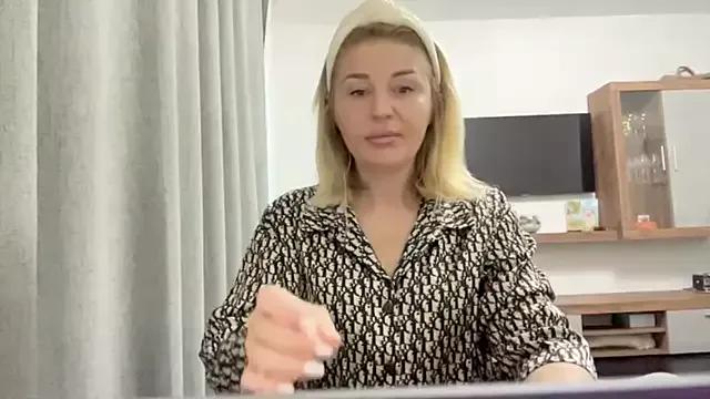 Naked Room Blondie_xoxoxo 