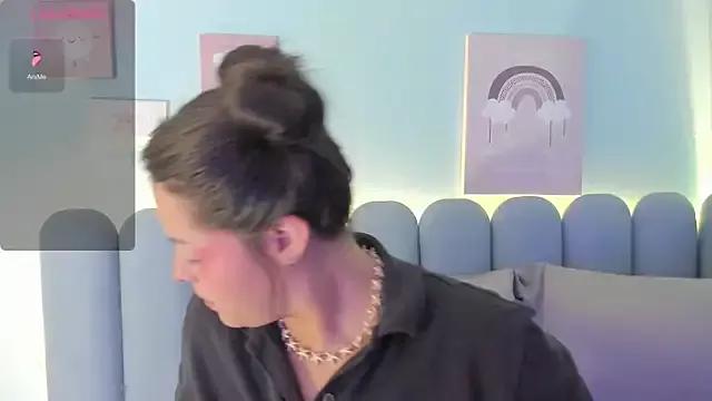 curvy_rousi from StripChat