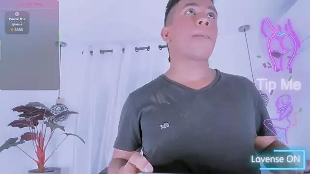 dylan_kisss from StripChat