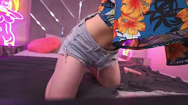 LilElfie from StripChat