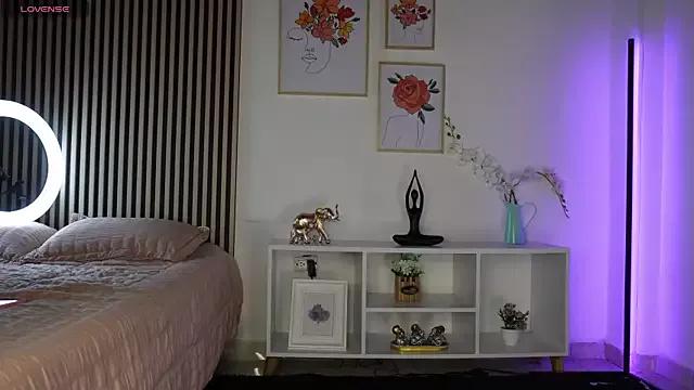 LillyDolls23 from StripChat