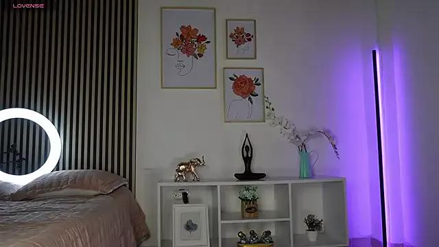 LillyDolls23 from StripChat