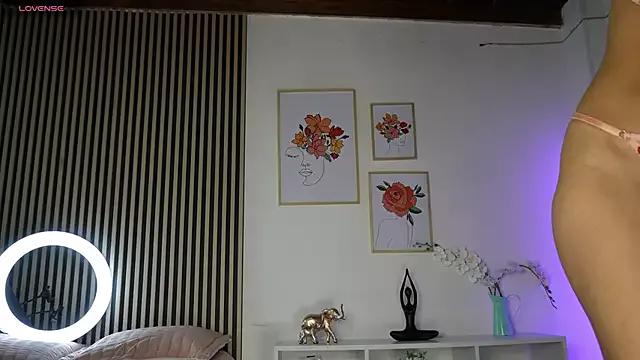 LillyDolls23 from StripChat