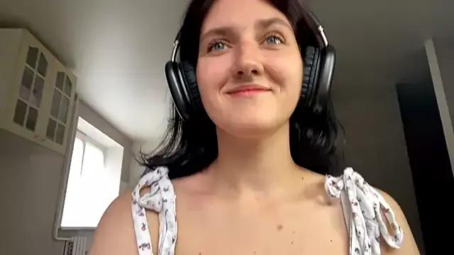 LyndaLewi from StripChat