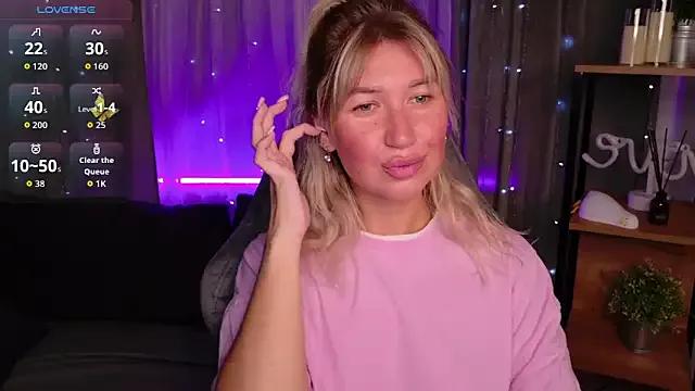 MilaBott from StripChat is Freechat