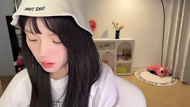 Momo-xx from StripChat
