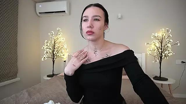 NikkiGoldSide from StripChat