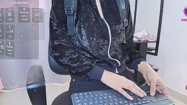 saray_reese from StripChat