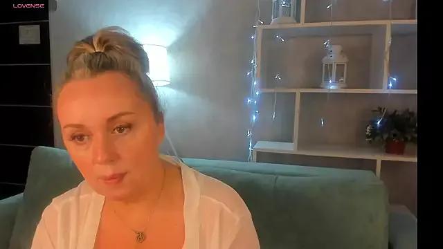 Sky_Kuper from StripChat