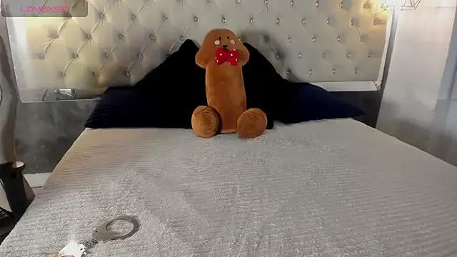 Viiolettlopez from StripChat