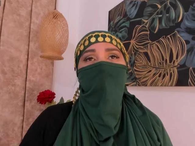 -Alisha — It ignites me a good talk that goes up little by little ... the accomplices looks, safety, mischievous humor and that energy that makes the skin stand without the need to touch.