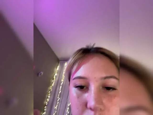 AmyGlad —  Laughter, chocolate and generous people with good energy.

 When someone really listens, not just watches.

 When the chat is live, and everyone feels part of the flow.