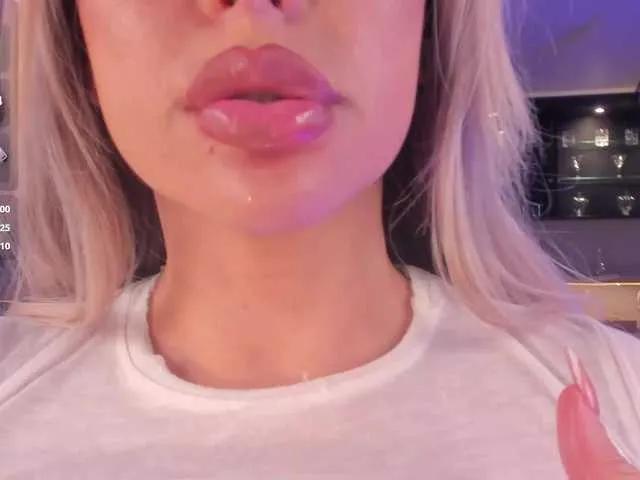 SophieBarnett — A smile.
Big dicks and big tips.