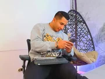 zanemaverick — Teasing you, my oily chest [200 tokens left] #muscle #bigcock #lovense #latino #athletic