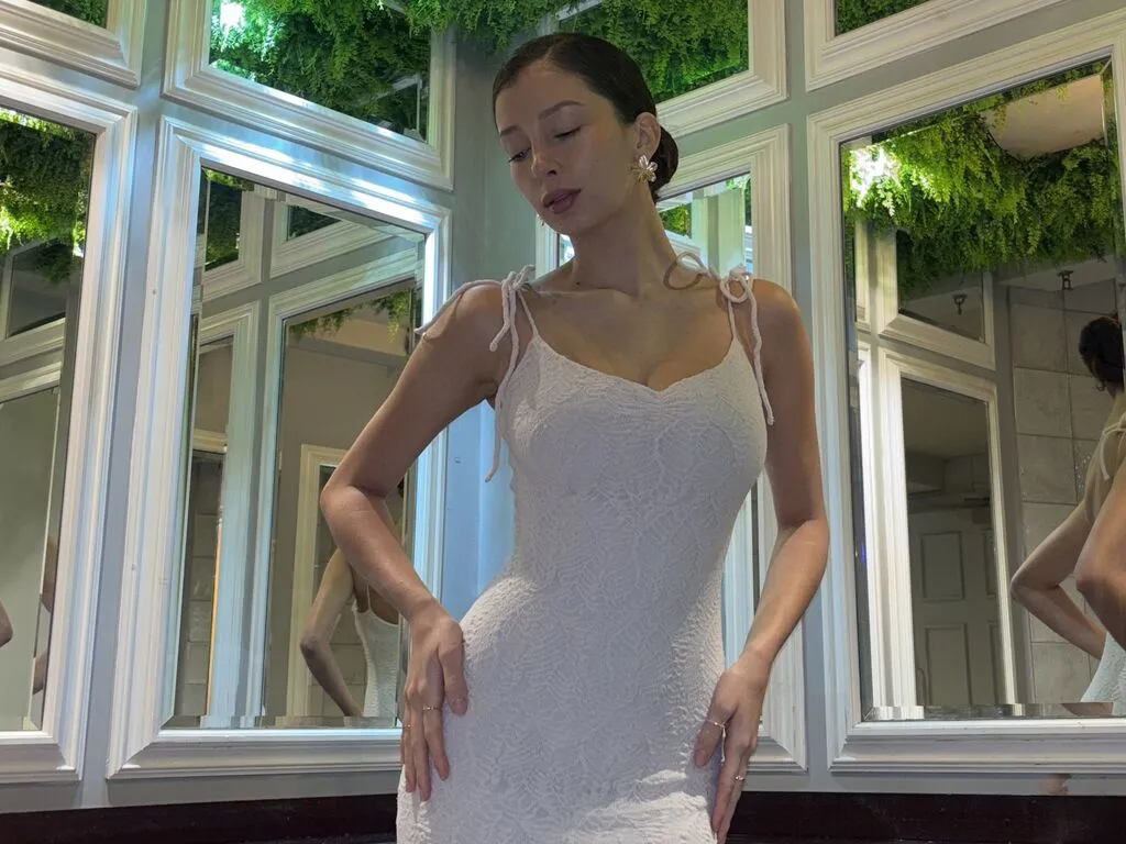 ElianaBloom — I adore gentle attention, soft words, and being spoiled with affection. Make me smile, make me blush... I'll make it worth your while.