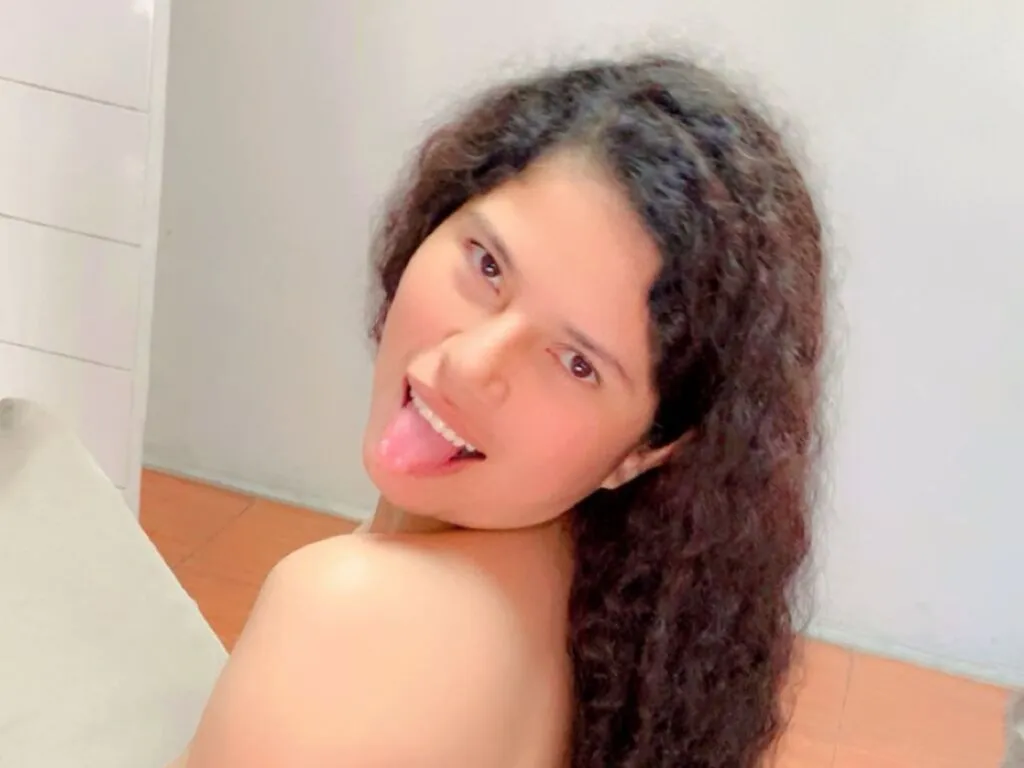 EmilyCm — Me gusta disfrutar de momentos delicioso junto a mi pareja tambin me gusta ver y que me vean por mi cmara amo los regalos y los premios