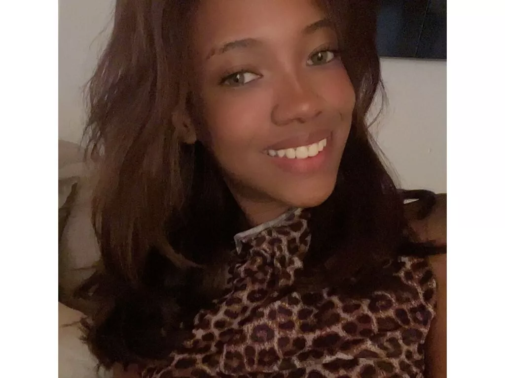 KiaraJhonsont — I'm a very hot person and I love hot men like me, I love cock inside my pussy, I like to play with my body and if you see me I like it even more, I love to squirt and moan with pleasure