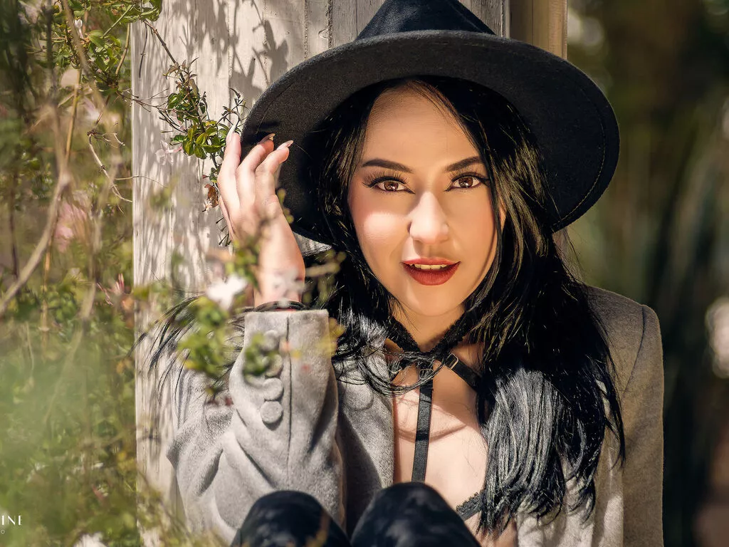 LunaSilvestre — I love people who are bold yet respectful, who can make me laugh and keep my mind engaged. Flirtatious glances, subtle touches, and a little intellectual challenge are my favorite combination. I also enjoy when someone knows how to surprise me and...