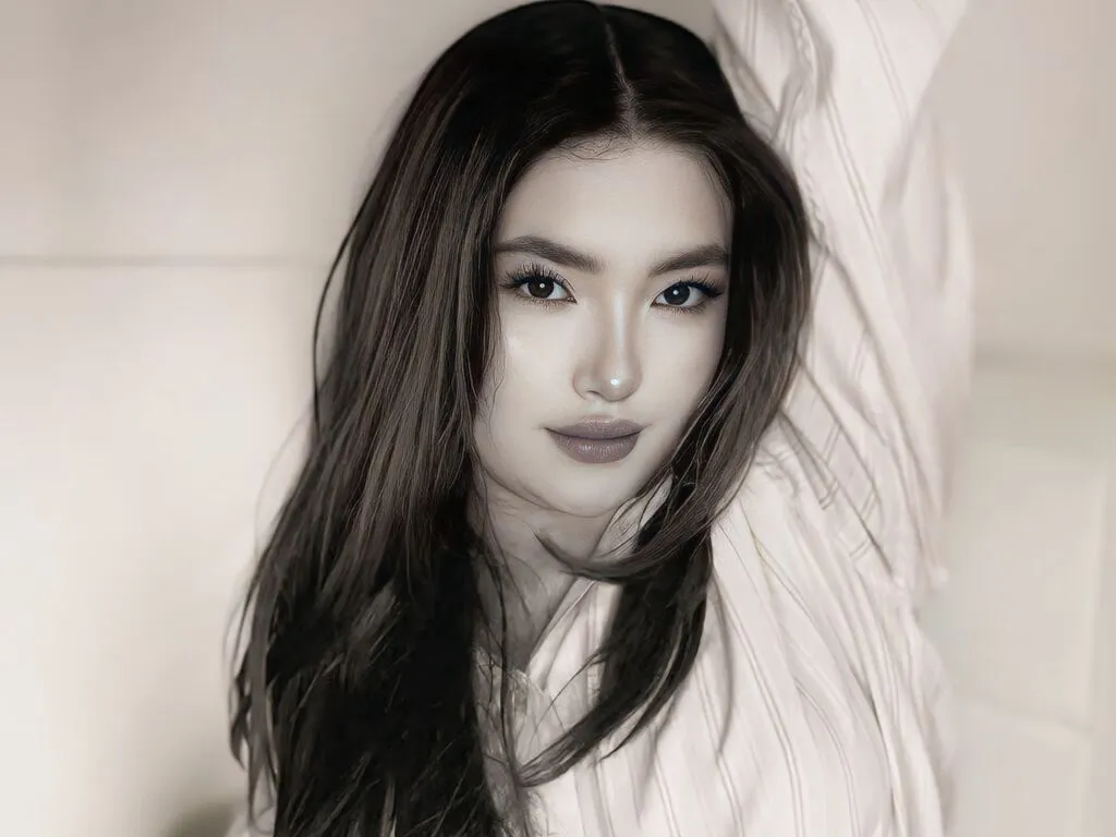 ValeriaEclaire — Being spoiled without asking. I melt with slow teasing, elegant dominance, and mens who know that pleasure is mental before it's physical. Watch me, control me... but do it like a gentleman. 