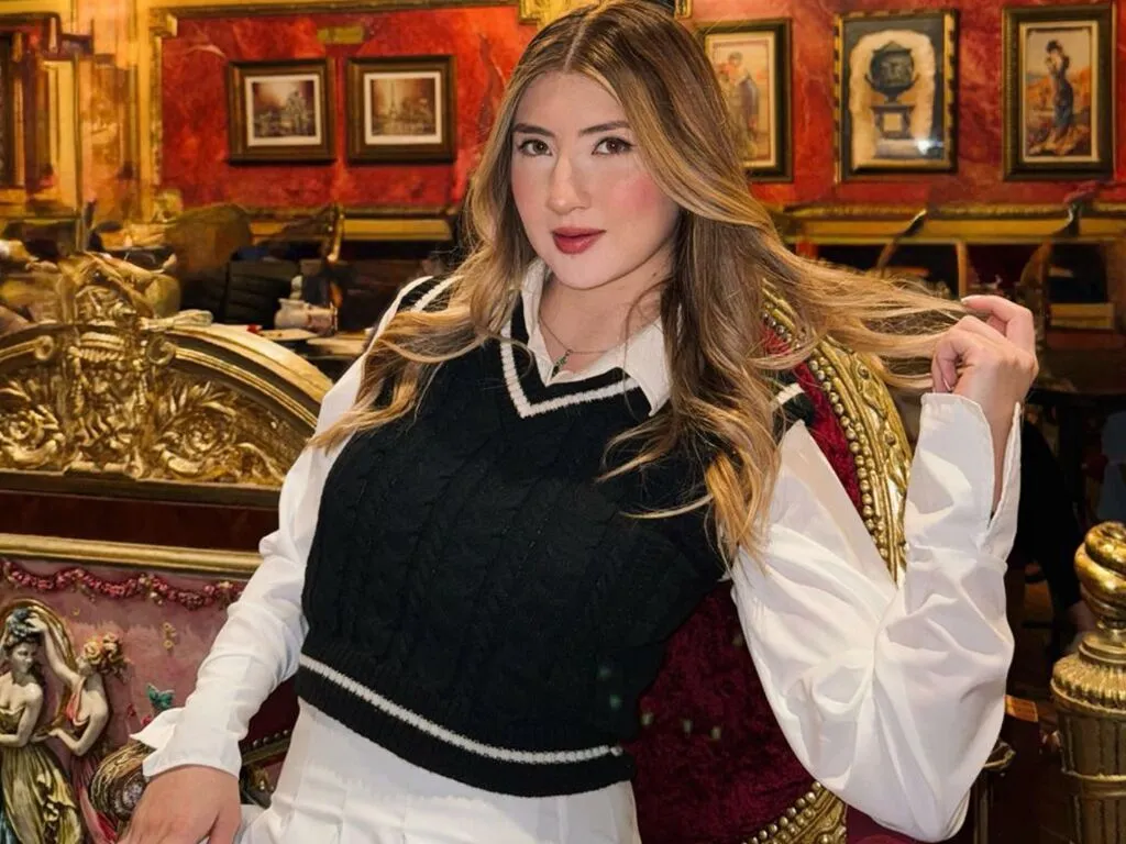 VeronicaStorm — I enjoy slow tension, deep eyes, and men who know how to read the moment without rushing it.