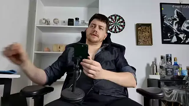 aaronlegend_ on StripChat