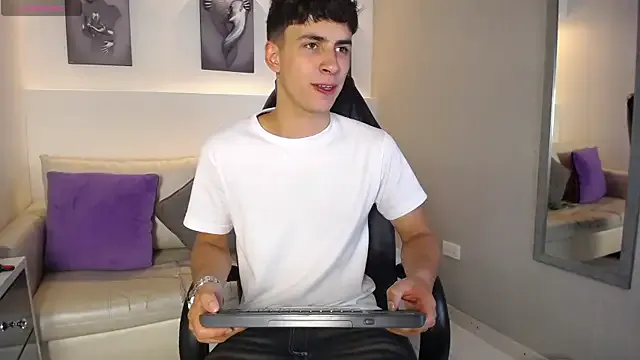 AdrianRinaldi on StripChat