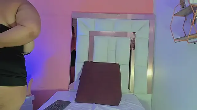 Alanna_hot3 on StripChat