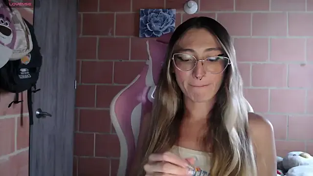 Andrea_camilaaa on StripChat