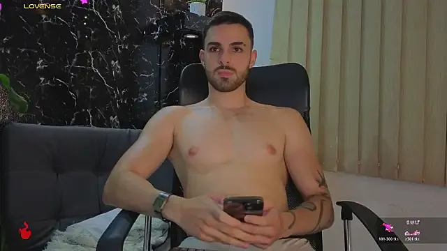 Apolo_lux1 on StripChat