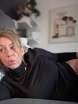 blondebitch2 on StripChat