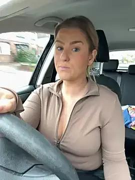 Charleigh_xx — Pussy squats over cam