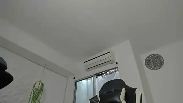 Dakota_x18 on StripChat