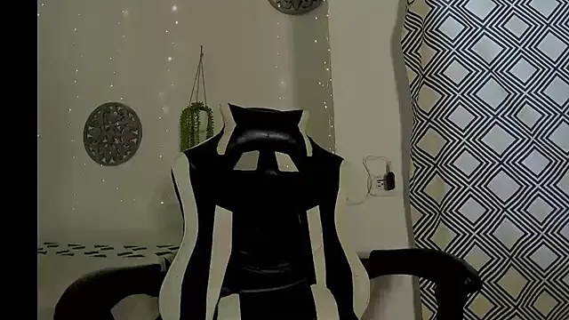 Dakota_x18 on StripChat