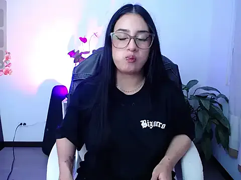 ItsNyla on StripChat