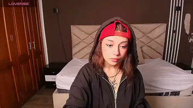 Laracooper_ on StripChat