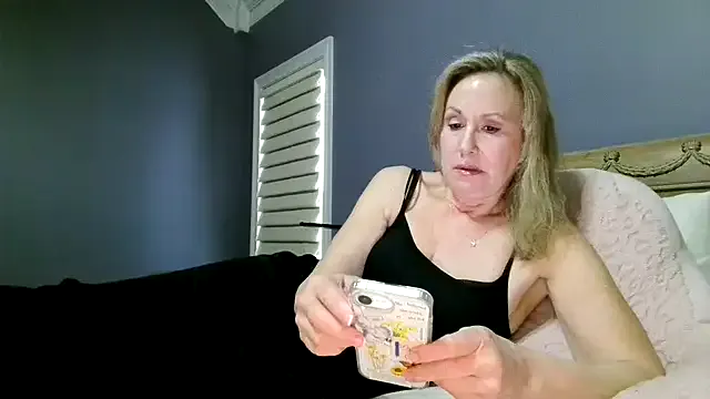 Lisaisluscious — sexy strip tease