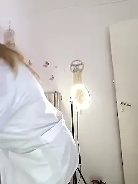 lolavalecuatro on StripChat