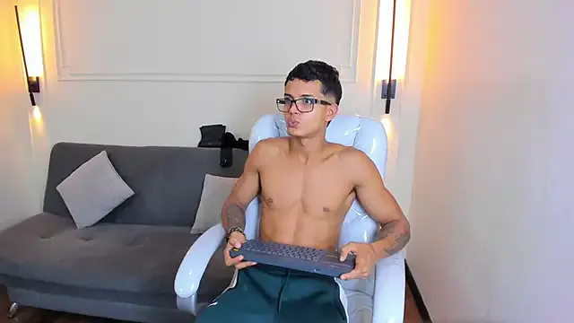 Paradise_boy_s on StripChat