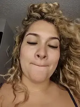 Sara_smiiith211 on StripChat