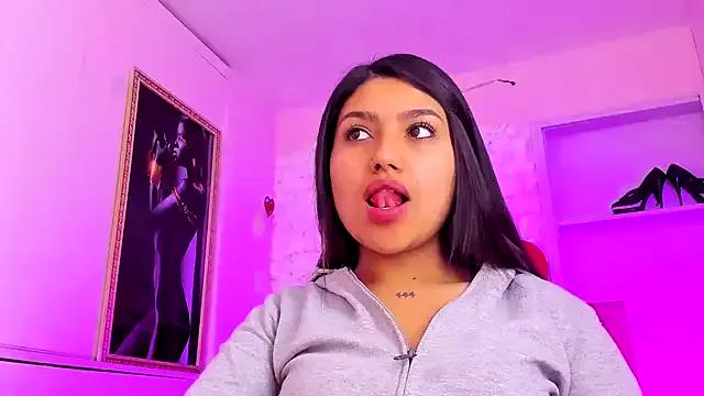 SarahStones on StripChat 