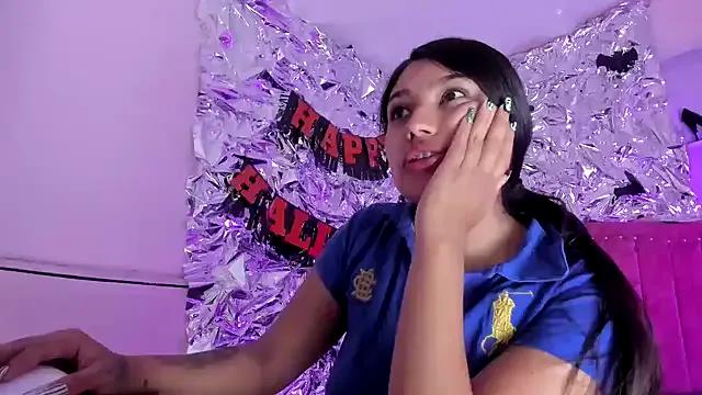 SarahStones on StripChat 