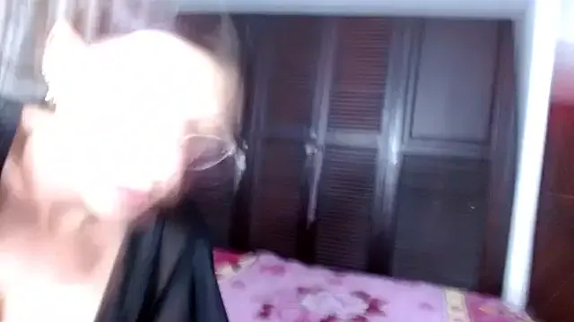 sweethoneytsx on StripChat