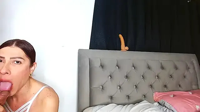 sweethoneytsx on StripChat